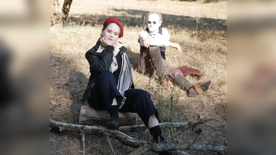 Sonja Graf und Markus Hummel zeigen das Stück „Pandora's Box” im Amphitheater des Englischen Gartens. Es geht um den letzten Flug von Amelia Earhart.  (Foto: Theater des hölzernen Gelächters)