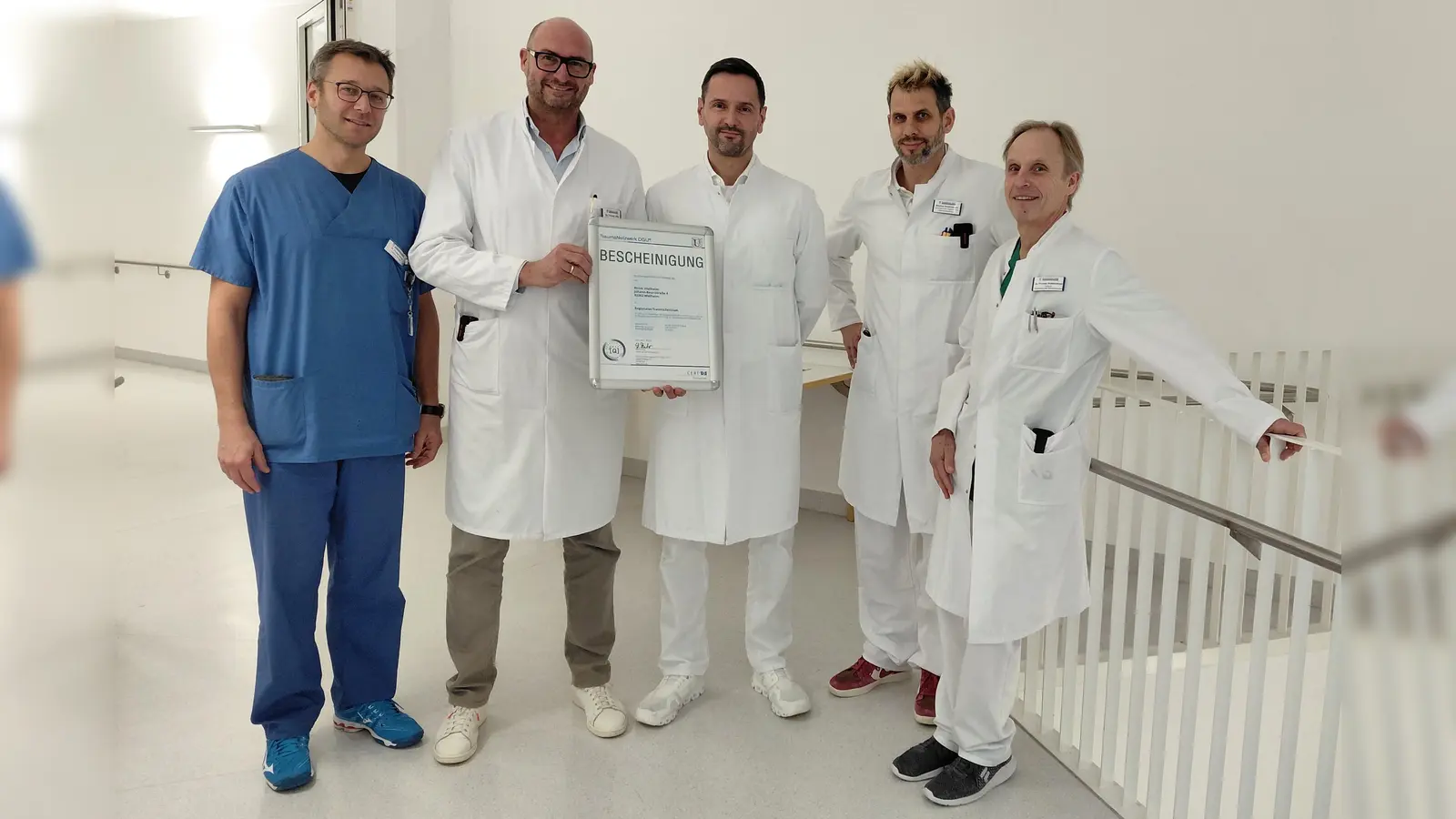 Freuen sich über die Zertifizierung als Regionales Traumzentrum DGU: Dr. Florian Amor, Ärztlicher Leiter der Klinik für Intensivmedizin und IMC, Dr. Thomas Löffler, Chefarzt der Klinik für Unfallchirurgie und Orthopädie, Dr. Bernd Höpfl, Chefarzt der Klinik für Neurochirurgie, Stephen Bodenberger, Ärztlicher Leiter der Notaufnahme Weilheim, und Dr. Thomas Waldenmaier, Chefarzt der Klinik für Anästhesie (von links). (Foto: Krankenhaus GmbH Landkreis Weilheim-Schongau)