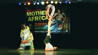 Die Artisten führen zu afrikanischer Flötenmusik in ihrer Zirkusshow „Mother Arfica” eine spektakuläre Kontorsionsübung auf. (Foto: as)
