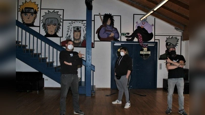 Teilnehmer des Graffiti-Projekts im Treff 21 vor ihren Werken. (Foto: Treff 21)