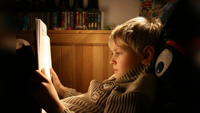 Früh übt sich: Wer gerne liest, tut sich in der Schule meist leichter. (Foto: Simone Peter/ pixelio.de)