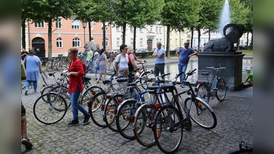 Seit Jahren in Haidhausen bekannt und beliebt: die Fahrrad-Verlosung auf dem Bordeauxplatz. (Foto: Michael Lucan)