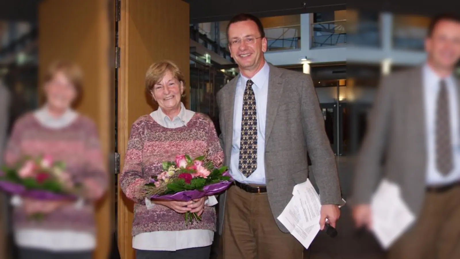 Mit einem Blumenstrauß bedankte sich Oberbürgermeister Andreas Haas bei Gisela Neumeier für ihre ehrenamtliche Organisationsarbeit rund um den Laienkunst-Handwerkermarkt. (Foto: Eva Schraft)