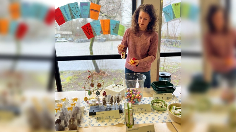 Alexandra Bickert-Kalb ist Fachschafsleiterin für Ethik und Mitorganisatorin des Eine-Welt-Verkaufsstands. (Foto: GBR)