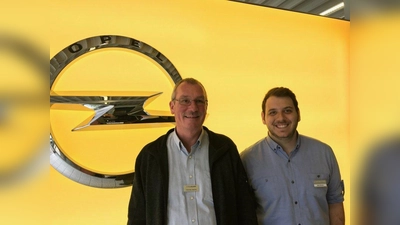 Freuen sich auf einen „Tag zum Abheben”: Thomas Jaeckel (links) und Fabio Warnken vom Vertriebsteam. (Foto: Opel Häusler)