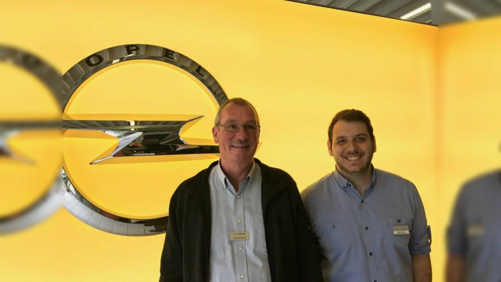 Freuen sich auf einen „Tag zum Abheben”: Thomas Jaeckel (links) und Fabio Warnken vom Vertriebsteam. (Foto: Opel Häusler)