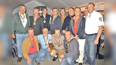 Hans-Peter Schepanski (re.) gesellte sich für das Siegerfoto zu den drei erstplatzierten Teams. 	 (Foto: VA)