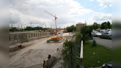 Der Baufortschritt an den Pasing Arcaden und der Nordumgehung Pasing läuft planmäßig und ist vom Rechtsstreit zwischen Georg Fürst von Waldburg-Zeil und der Stadt nicht betroffen. Auf dem Bild der Blick über dei Baugrube in Richtung Offenbachstraße. (Foto: US)