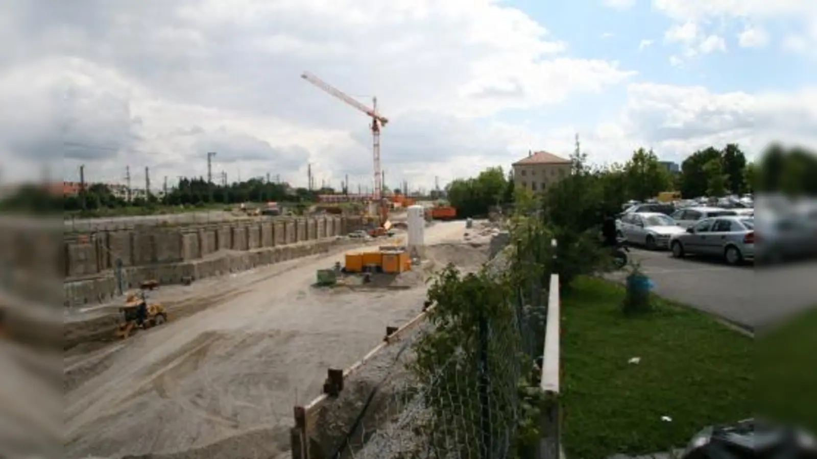 Der Baufortschritt an den Pasing Arcaden und der Nordumgehung Pasing läuft planmäßig und ist vom Rechtsstreit zwischen Georg Fürst von Waldburg-Zeil und der Stadt nicht betroffen. Auf dem Bild der Blick über dei Baugrube in Richtung Offenbachstraße. (Foto: US)