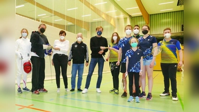 Zur Spendenübergabe der CSU und JU Neuried an die an den TSV Neuried kamen viele Vertreter der Abteilungen Fechten und Badminton, denen die Finanzmittel direkt zugutekommen. (Foto: Peter Kellner/CSU Neuried)