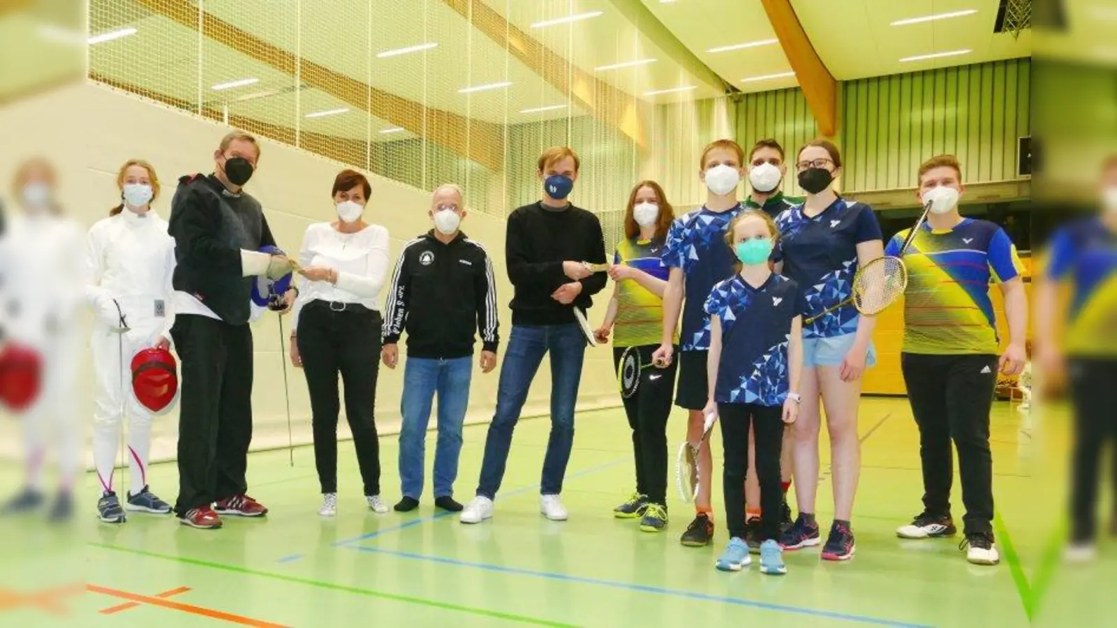 Zur Spendenübergabe der CSU und JU Neuried an die an den TSV Neuried kamen viele Vertreter der Abteilungen Fechten und Badminton, denen die Finanzmittel direkt zugutekommen. (Foto: Peter Kellner/CSU Neuried)