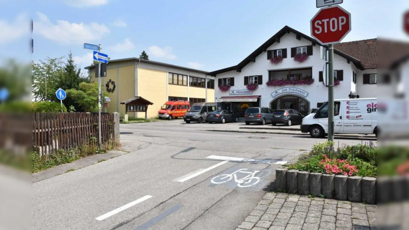 Erlaubt: Radfahrer dürfen die Einbahnstraße auch entgegen der Fahrtrichtung befahren. Der Schutzstreifen fiel bei den meisten durch, aber er bleibt (noch). (Foto: Hauck)