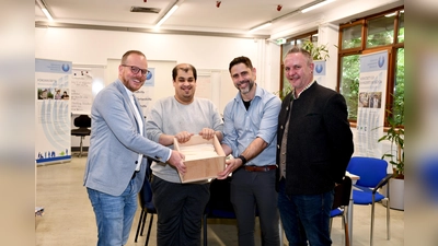 Freuen sich über den Start des gemeinsamen „Kerzenprojekts”: Pfarrer Alois Emslander, Werkstattbeschäftigter und Kerzengießer Ali, Werkstattleiter Armin Steckenbauer und Produktionsleiter Martin Binder.  (Foto: rif/KJSW)