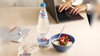 Genug trinken und Bewegung halten einen im Büro auf Dauer fit. (Foto: Katrin Winner)