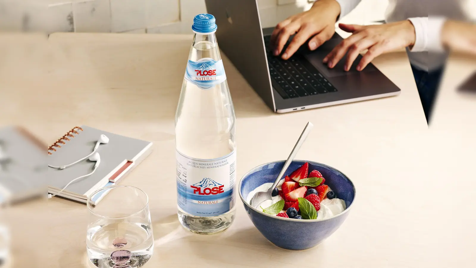 Genug trinken und Bewegung halten einen im Büro auf Dauer fit. (Foto: Katrin Winner)