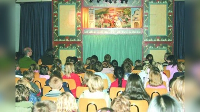 „Jetzt bohren nochmal alle in der Nase, bevor es los geht.” Bei Doctor Döblingers geschmackvollem Kasperltheater hatten nicht nur die Kleinen Spaß. (Foto: ls)