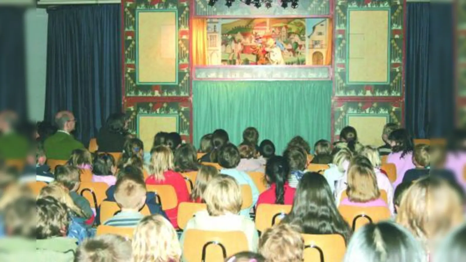 „Jetzt bohren nochmal alle in der Nase, bevor es los geht.” Bei Doctor Döblingers geschmackvollem Kasperltheater hatten nicht nur die Kleinen Spaß. (Foto: ls)