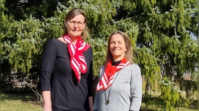 Beate Peters-Dürrschmidt, Koordinatorin und stellvertretende Leiterin (links), und Yvonne Bär, Leiterin Malteser Hospizdienste, laden Interessierte zum Kurzkurs „Letzte Hilfe” ein. (Foto: Julia Krill, Malteser)
