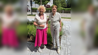 Ingeborg Rassaerts (links) brachte mit Eleonore Zwißler Wiener Stimmung nach Krailing. (Foto: Seniorencafé)