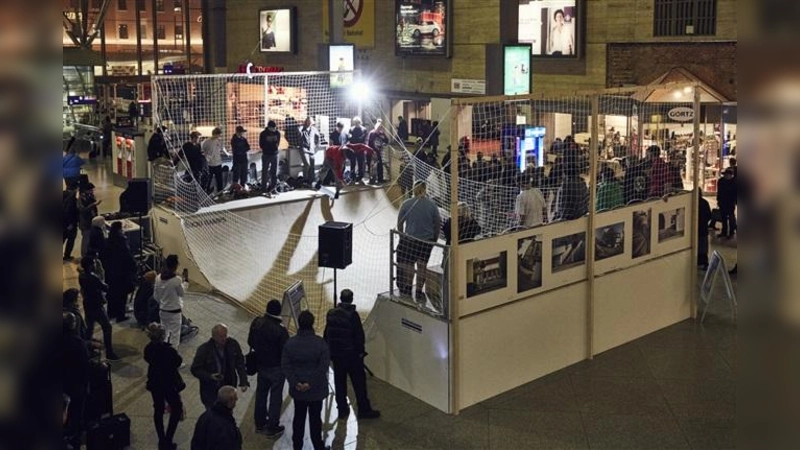 Täglich bis 25. März coole Stunts auf der Rampe in der Schalterhalle im Hauptbahnhof. (Foto: Deutsche Bahn)