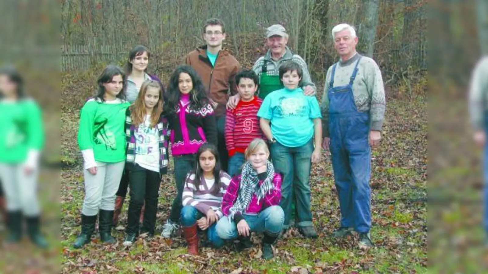 Sozialpädagogin Corinna Fuchs und Sebastian Schulz vom Jugendclub Allach sowie Norbert Wagner und Andreas Türk vom Gartenbauverein (hintere Reihe v.l.) mit den fleißigen Jugendlichen aus dem Jugendclub. (Foto: pi)