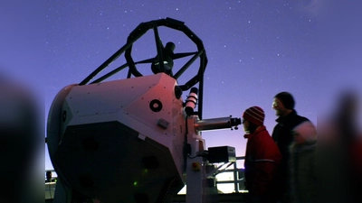 Die großen Teleskope auf der Dachterrasse erlauben Live-Beobachtungen mit tiefen Einblicken ins All. (Foto: Volkssternwarte)