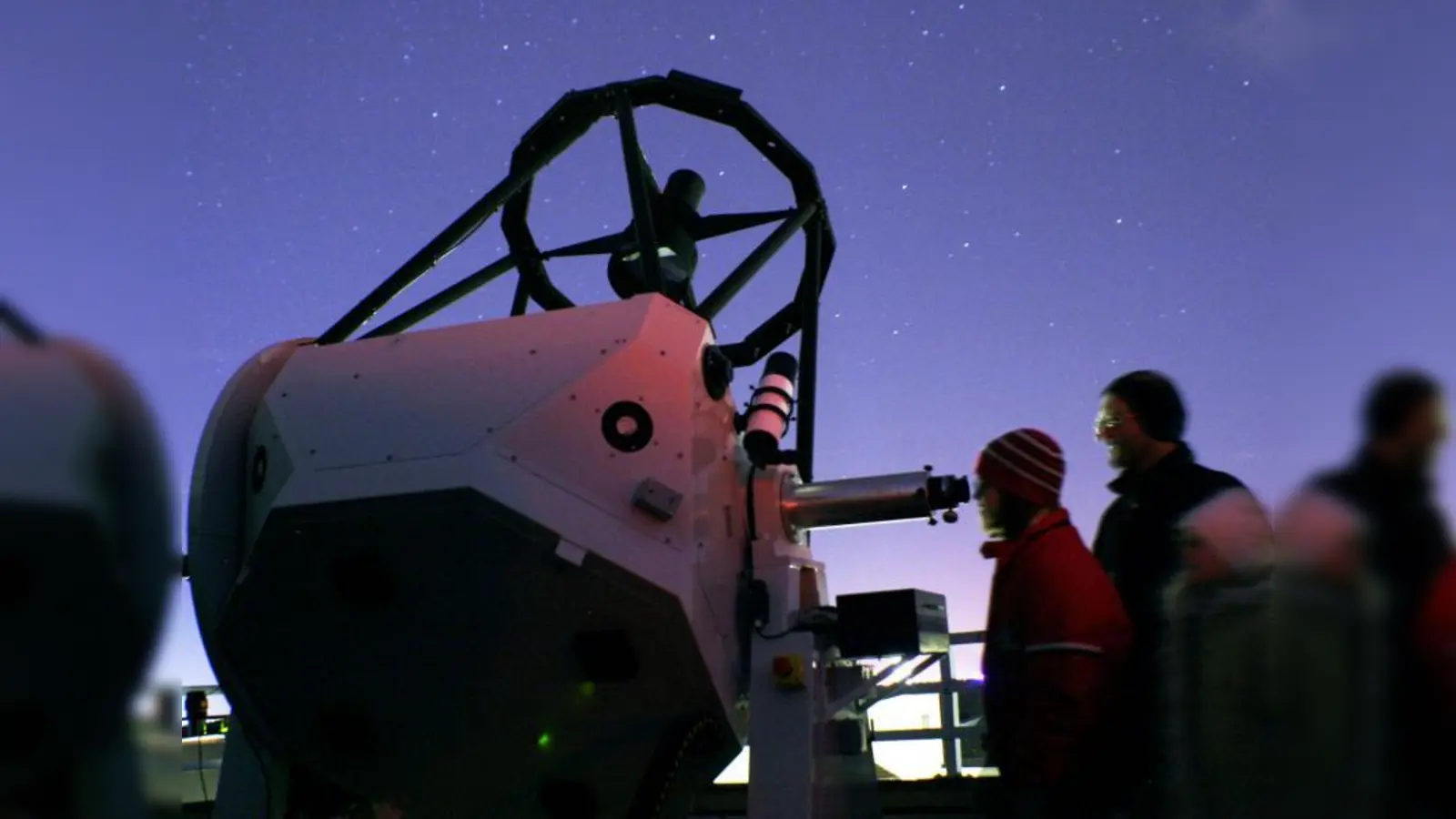 Die großen Teleskope auf der Dachterrasse erlauben Live-Beobachtungen mit tiefen Einblicken ins All. (Foto: Volkssternwarte)