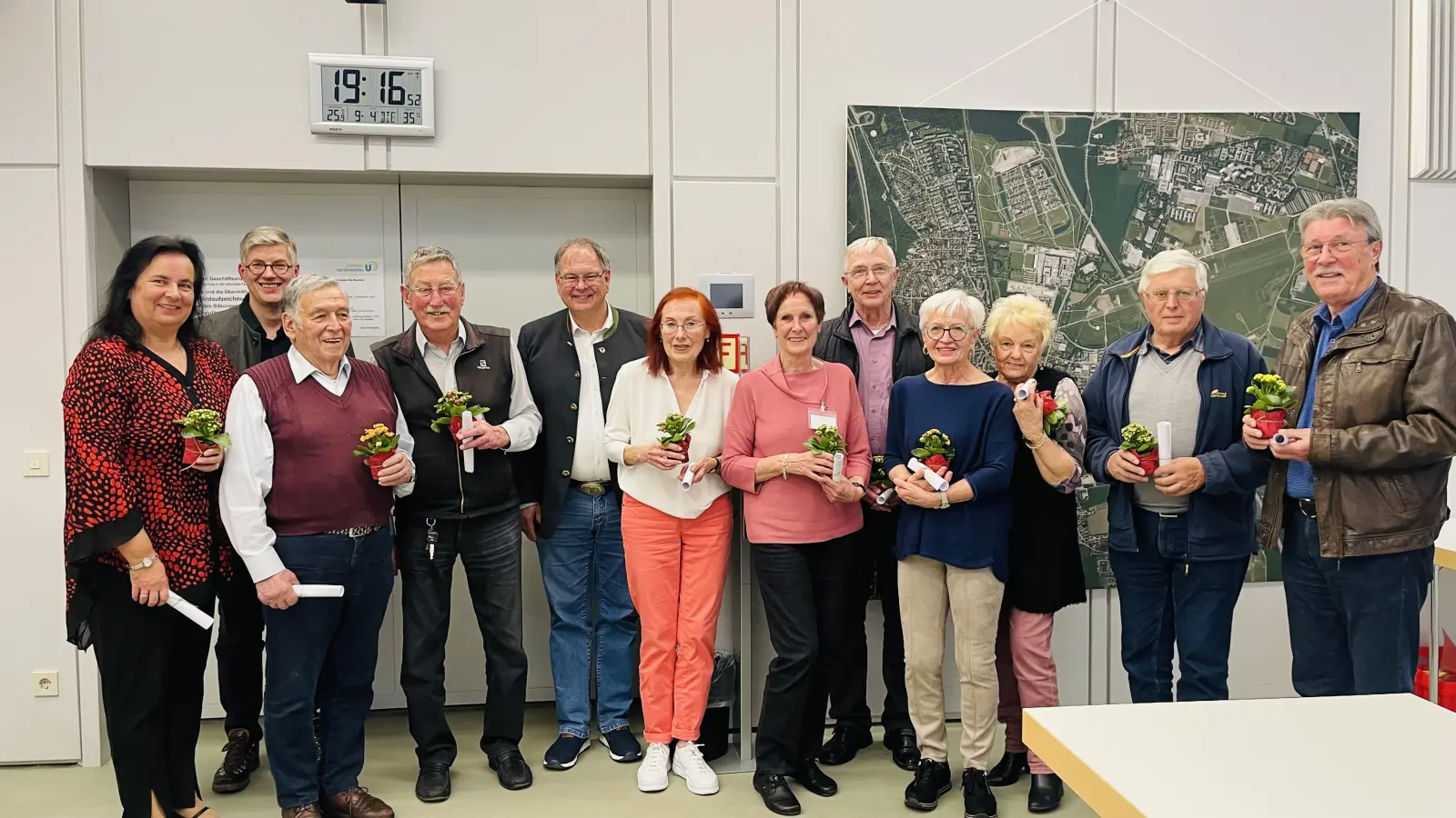 Ein herzliches Dankeschön an die langjährigen Helfer der Herbstwindgruppen gab es bei der Jahresversammlung auch von Bürgermeister Wolfgang Panzer (5.v.l.).  (Foto: hw)