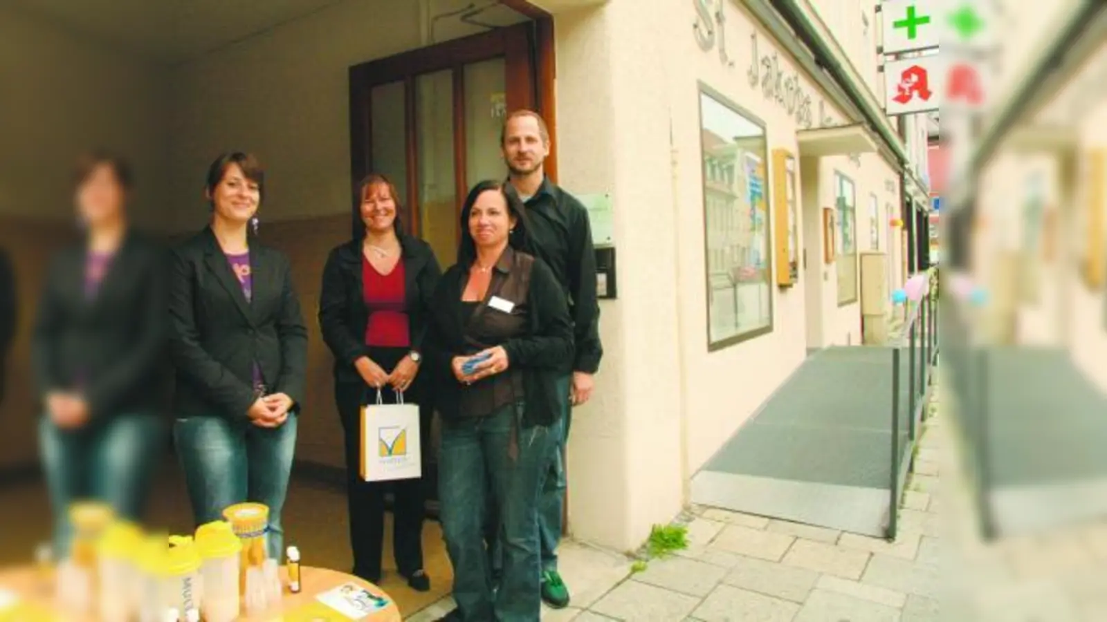 Die Veranstaltungen im Eschenhof konnten wegen des Dauerregens nicht stattfinden. Deshalb präsentierte sich die St. Jakobs Apotheke geschützt auf der Planegger Straße. „Die Leute blieben oft stehen und nutzten unsere Beratungen“, so Martin Dürrfeld (rechts im Bild). Nicole Spitzenberg, Sabrina Weigl und Heilpraktikerin Susanne Dürrfeld-Flügel (v.l.) beantworteten viel Fragen zu Ernährung und zu alternativen Heilmethoden. (Foto: us)