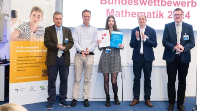 Antonia Zerbs (Mitte) mit Vertretern des Bundeswettbewerbs Mathematik sowie Förderern und Sponsoren. (Foto: Leon Jakobs)