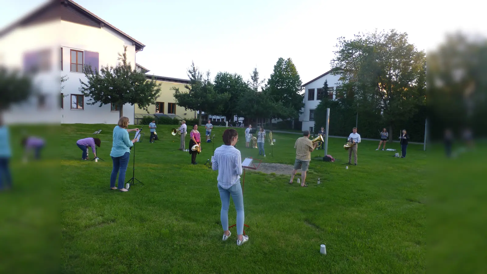 Die Mitglieder der Musikkapelle Gelting trafen sich am Bürgerhaus zum gemeinsamen Musizieren - natürlich mit dem nötigen Abstand. (Foto: Georg Rittler)