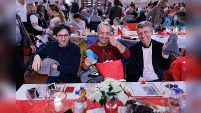 Freude schenken! Bei der Weihnachtsfeier spendiert die Gemeinschaft Sant'Egidio nicht nur ein Essen und eine Tüte mit brauchbaren Artikeln – sie zaubert auch ein Lächeln auf die Gesichter der Bedürftigen.  (Foto: Dr. Andreas Heiss )