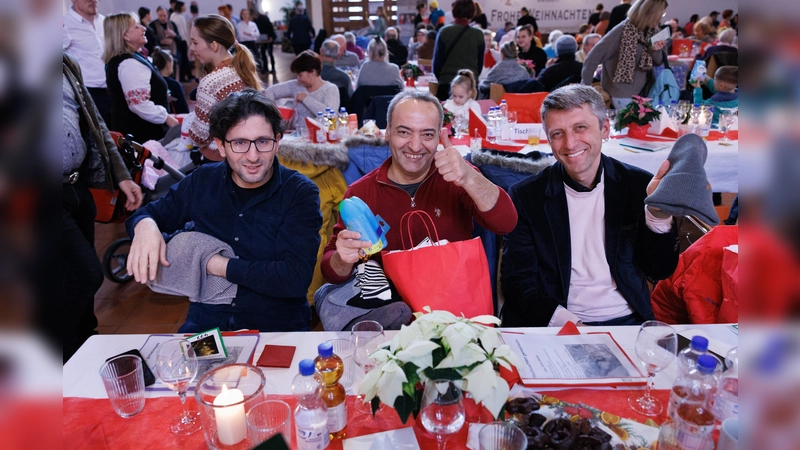 Freude schenken! Bei der Weihnachtsfeier spendiert die Gemeinschaft Sant'Egidio nicht nur ein Essen und eine Tüte mit brauchbaren Artikeln – sie zaubert auch ein Lächeln auf die Gesichter der Bedürftigen.  (Foto: Dr. Andreas Heiss )