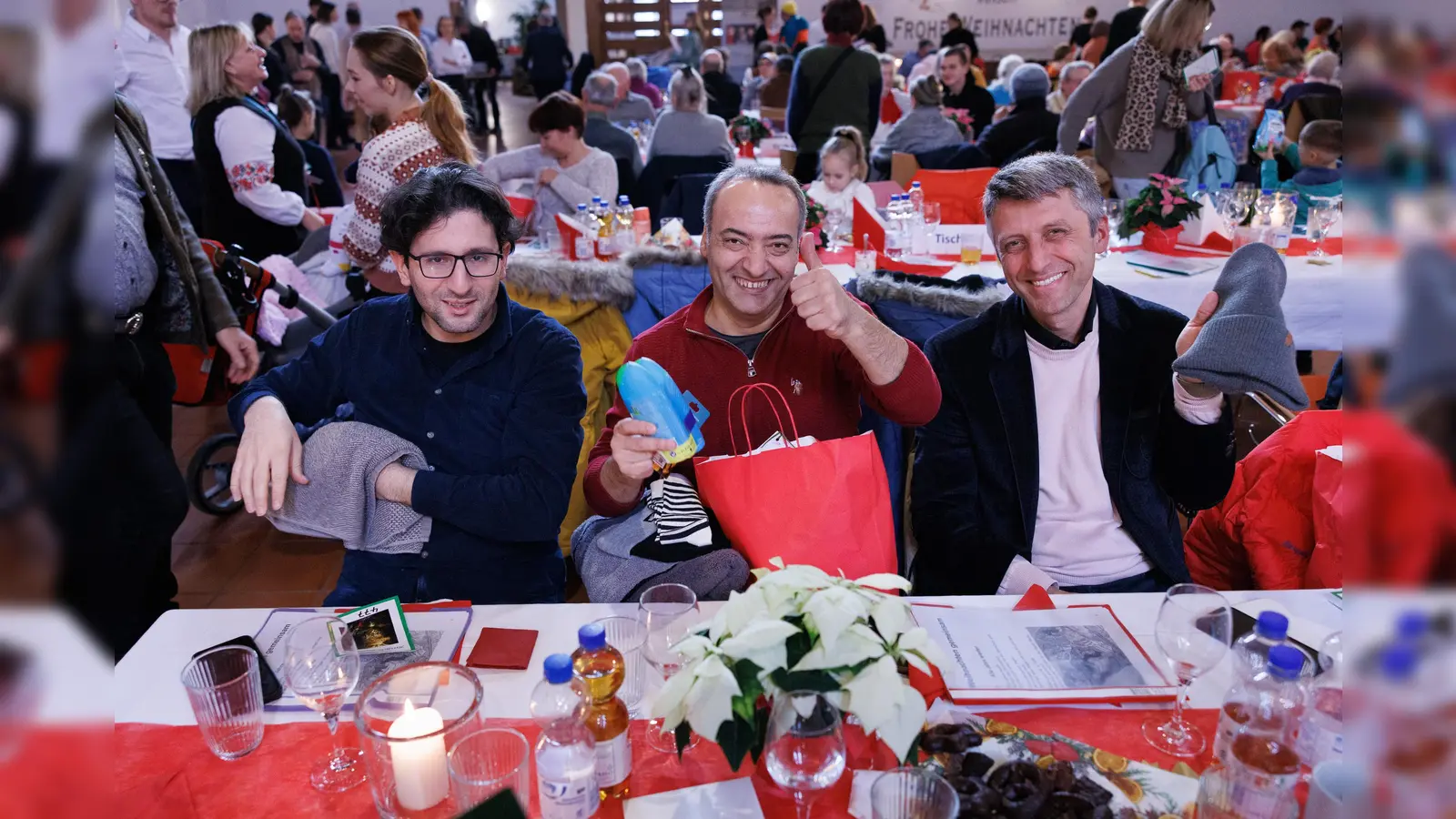 Freude schenken! Bei der Weihnachtsfeier spendiert die Gemeinschaft Sant&#39;Egidio nicht nur ein Essen und eine Tüte mit brauchbaren Artikeln – sie zaubert auch ein Lächeln auf die Gesichter der Bedürftigen.  (Foto: Dr. Andreas Heiss )
