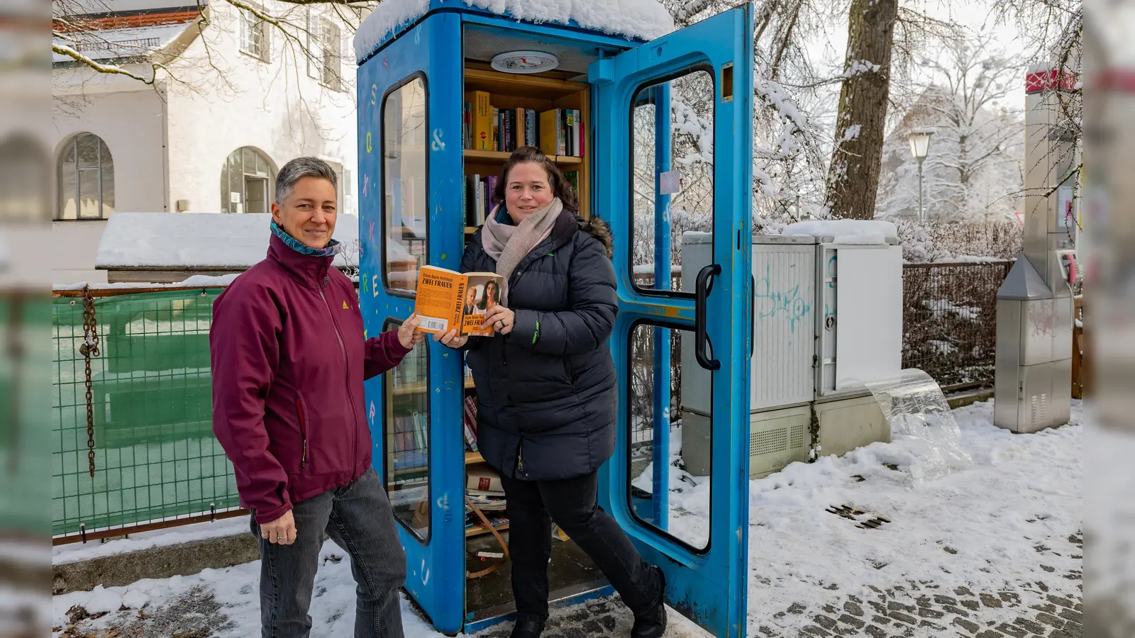 Karen Dietz (links) und Nicole Tanner (rechts) kümmern sich ab sofort gemeinsam mit Susanne Werth um die Bücherzelle am Haarer Kirchenplatz. (Foto: Gemeinde Haar)