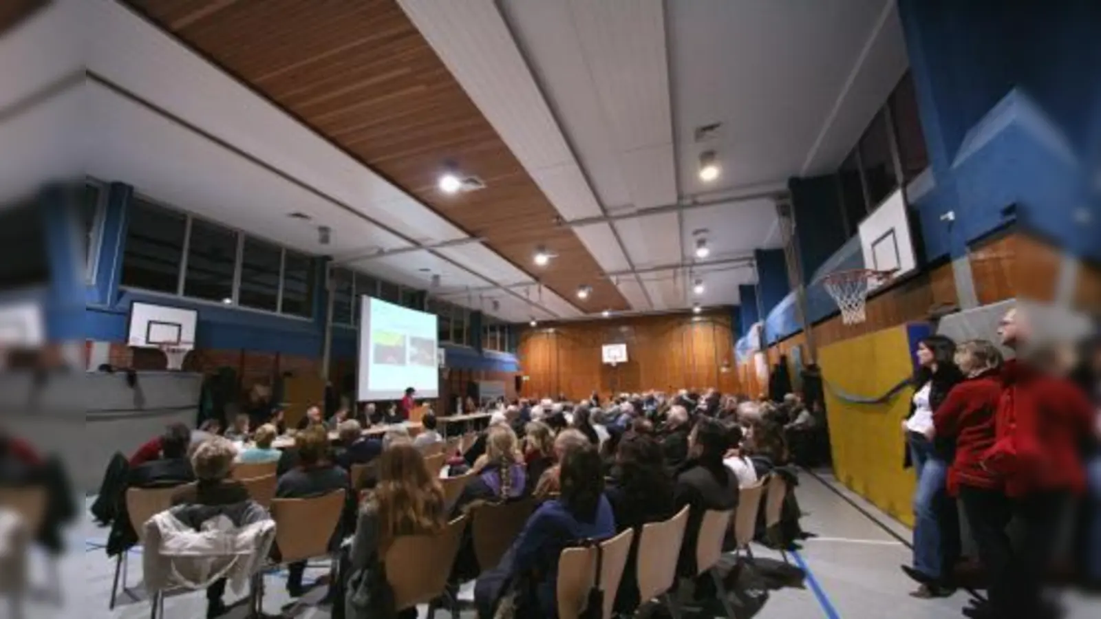 Rund 200 Kraillinger verfolgten die Bürgerversammlung in der Turnhalle der Grundschule. (Foto: US)