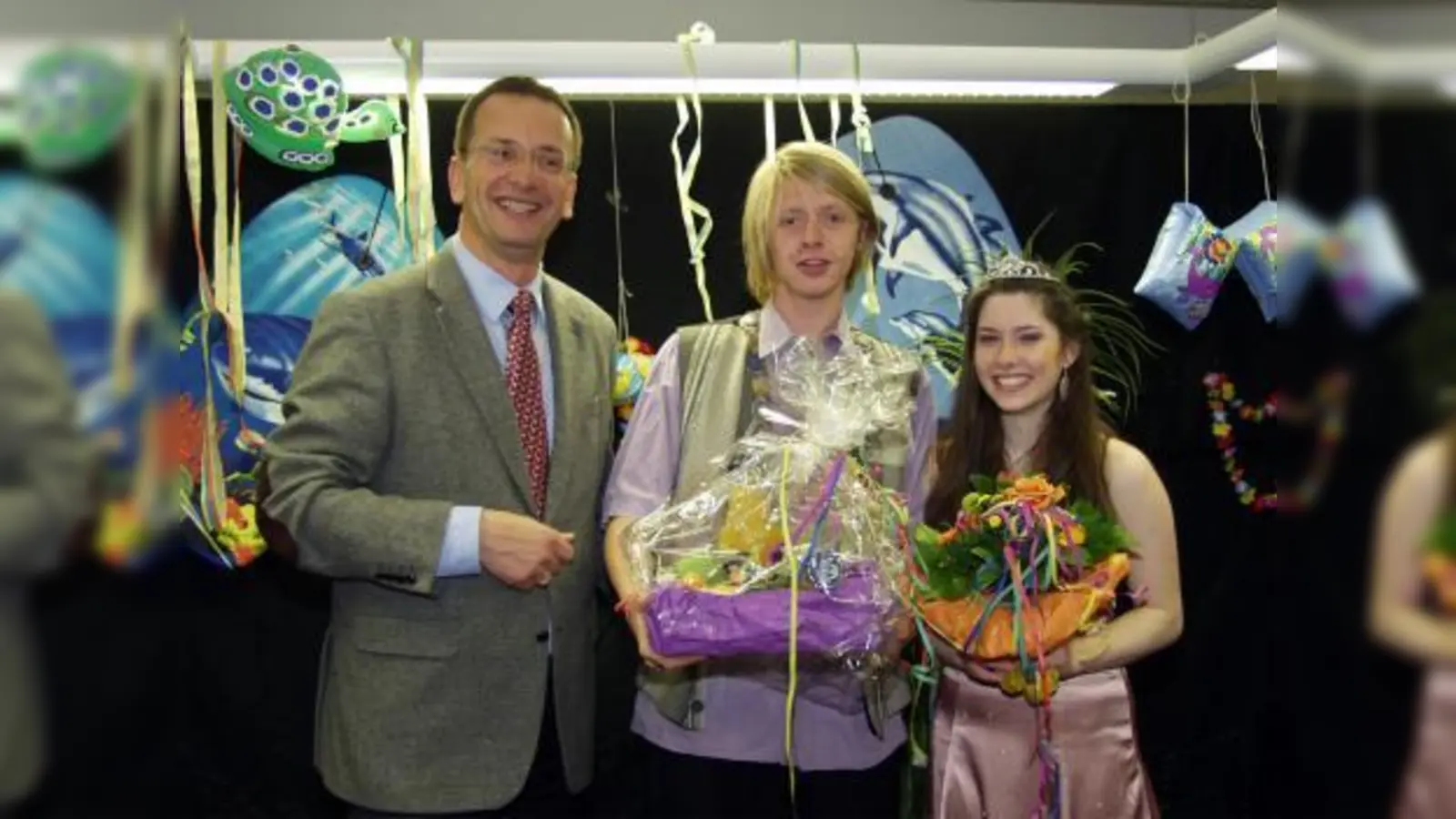 Von seinem Vorgänger, Prinz Felix I., bekam Prinz Janik I. die Amtskette umgehängt, Prinzessin Tamara I. wurde vom letztjährigen Kinderprinzenpaar mit dem Prinzessinnenkrönchen geschmückt – und Oberbürgermeister Andreas Haas (l.) überbrachte nicht nur die Glückwünsche der Stadt und einen Blumenstrauß, sondern auch anstelle des sonst üblichen Sektes eine Flasche Vitaminsaft für das junge Prinzenpaar. (Foto: Eva Schraft)