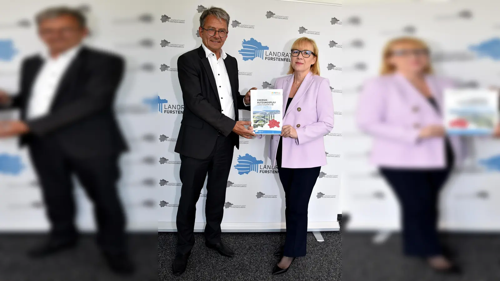 Klimaschutzmanagerin Dr.-Ing. Malgorzata Kroban übergibt Landrat Thomas Karmasin den fertiggestellten Energienutzungsplan für den Landkreis Fürstenfeldbruck. (Foto: LRA FFB)
