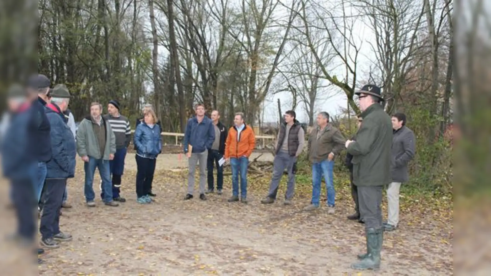 Landrat Martin Bayerstorfer zeigte sich bei der Begehung mit dem Fortschritt der Bauarbeiten am Notzinger Weiher zufrieden.  (Foto: Landkreis Erding)