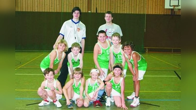 Die Freude strahlt aus den Gesichtern der Nachwuchsbasketballer der U 10 des DJK Sportbund München zusammen mit Trainer Johannes Ninow (re.) und Schiedsrichter Aaron Nietgen. (Foto: H. Handwerker)