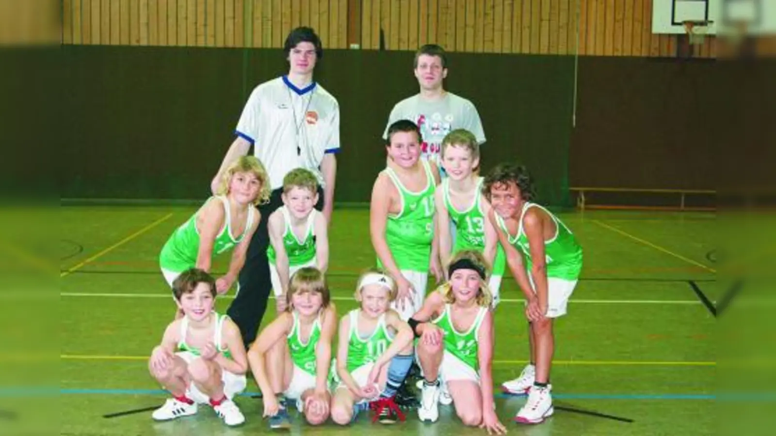Die Freude strahlt aus den Gesichtern der Nachwuchsbasketballer der U 10 des DJK Sportbund München zusammen mit Trainer Johannes Ninow (re.) und Schiedsrichter Aaron Nietgen. (Foto: H. Handwerker)