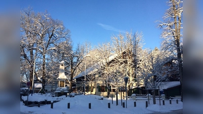 In Aying kann man an allen Adventswochenenden einen stimmungsvollen Christkindlsmarkt direkt vor dem Ayinger Bräustüberl besuchen.  (Foto: Brauerei Aying)