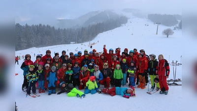 Mit über 70 Teilnehmern machten sich der FC Lengdorf Mitte Januar nach Kössen auf.  (Foto: Claudia Hondl)