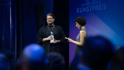 Roman Sladek, einer der drei Geschäftsführer des Bergson, nahm den Preis entgegen. (Foto: Axel König/StMWK)