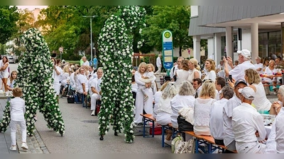 Die 40 Meter lange Festtafel wird in diesem Jahr vor der Stadthalle aufgebaut. (Foto: Stadt Germering)