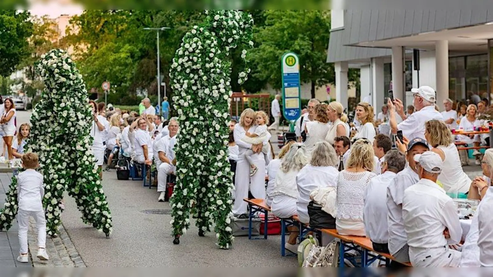 Die 40 Meter lange Festtafel wird in diesem Jahr vor der Stadthalle aufgebaut. (Foto: Stadt Germering)