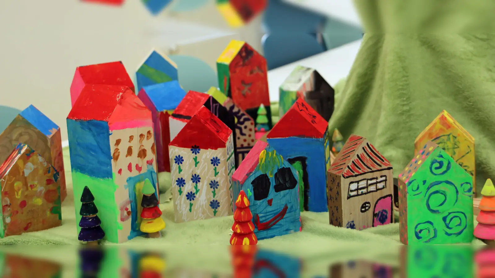 Beim Städtebautag am 11. Mai haben Kinder ihre Lieblingshäuser gestaltet. Diese sind nun in den Räumen des Nachbarschaftstreff Giesing ausgestellt. (Foto: VA)