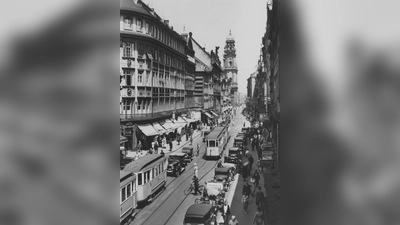 Die Theatinerstraße um 1920 (im Hintergrund die Theatinerkirche): Autos, Trambahn, Fahrradfahrer und Fußgänger suchen ein sicheres Durchkommen. Heute ist dieser Bereich Teil der Fußgängerzone. (Foto: Stadtarchiv München DE-1992-FS-STR-2748)