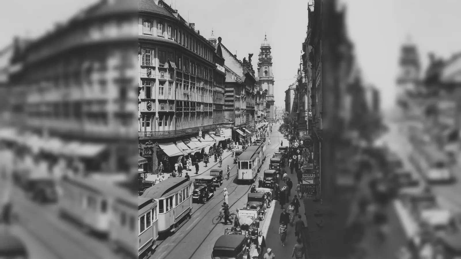 Die Theatinerstraße um 1920 (im Hintergrund die Theatinerkirche): Autos, Trambahn, Fahrradfahrer und Fußgänger suchen ein sicheres Durchkommen. Heute ist dieser Bereich Teil der Fußgängerzone. (Foto: Stadtarchiv München DE-1992-FS-STR-2748)