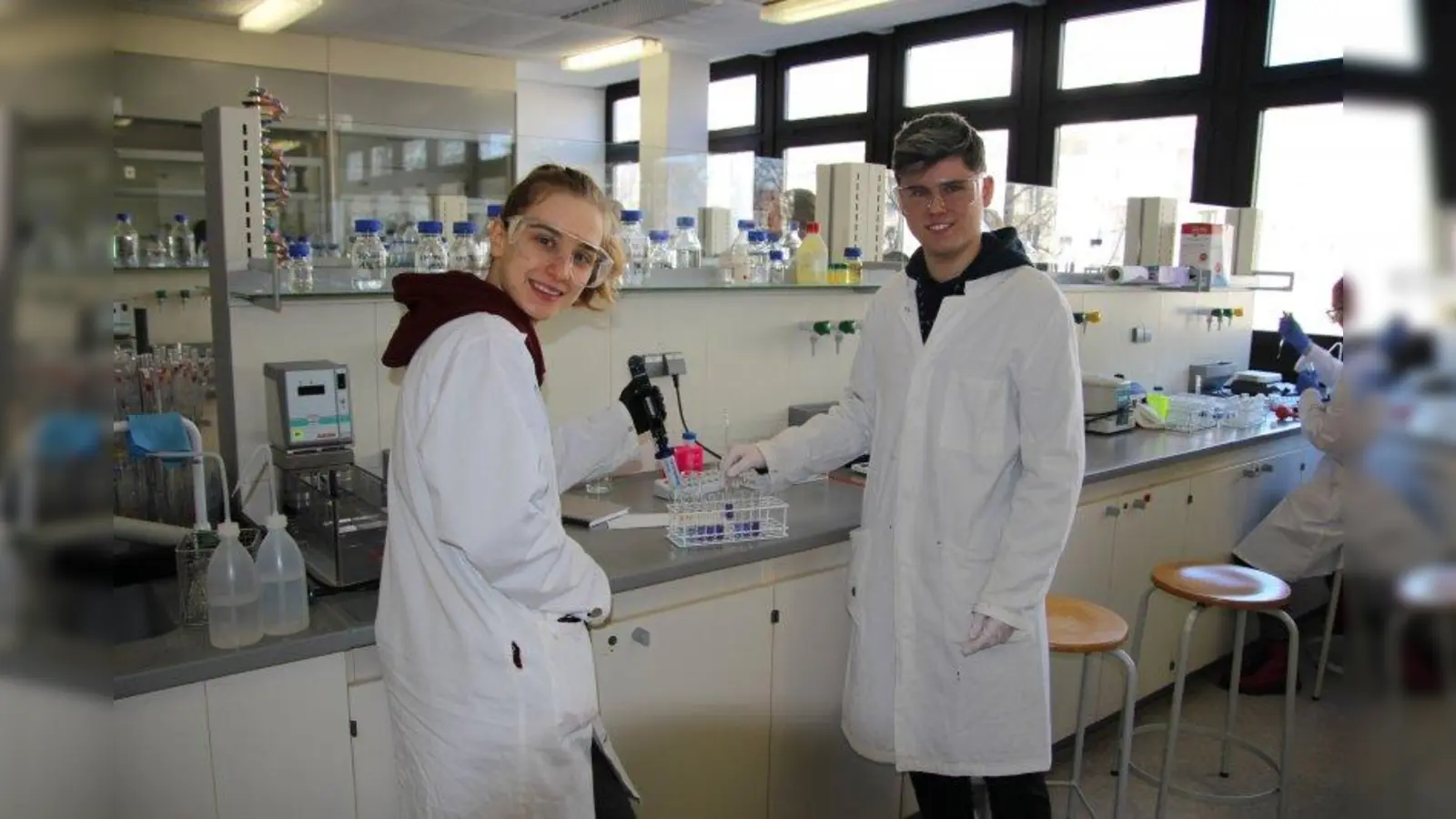 Maximiliane Tilke und Nico Strahberger machen an der Chemieschule Dr. Erwin Elhardt eine Ausbildung zu Chemisch-Technischen Assistenten. (Foto: sb)